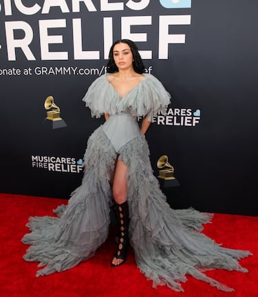 Charli XCX posa en la alfombra roja de los Grammy 2025 en ell Crypto.com Arena situado en la ciudad de Los Ángeles, en California.