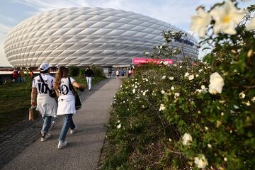 Aficionados del Real Madrid llegan al Allianz Arena. Un estadio donde no ven perder a su equipo desde 2012.