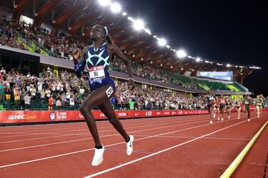 McLaughlin rompe la barrera de los 52'' y el rayo baja más a Bolt