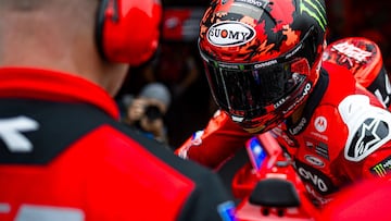 Pecco Bagnaia sale del box de Ducati en MotoGP.