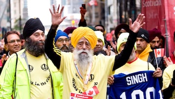 (FILES) This photograph obtained on October 17, 2011 by courtesy of Scotiabank Toronto Waterfront Marathon in Toronto, Ontario shows inspirational British Sikh, 100 year-old Fauja Singh (C) as he completes the 42.2km 2011 Scotiabank Toronto Waterfront Marathon on October 16, 2011. India's Fauja Singh, believed to be the world's oldest distance runner, has died in a road accident aged 114, his biographer said on July 15, 2025. (Photo by Handout / SCOTIABANK TORONTO / AFP) / RESTRICTED TO EDITORIAL USE - MANDATORY CREDIT "AFP PHOTO/Scotiabank Toronto" - HANDOUT - NO MARKETING NO ADVERTISING CAMPAIGNS - DISTRIBUTED AS A SERVICE TO CLIENTS
