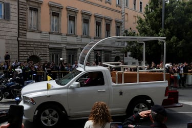 El coche fúnebre traslada el ataúd del Papa Francisco a la Basílica Papal de Santa María la Mayor (Santa Maria Maggiore) el día de su funeral, en Roma.