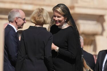 La reina Matilde de Bélgica, a la derecha, llega al funeral del papa Francisco en la Plaza de San Pedro del Vaticano.