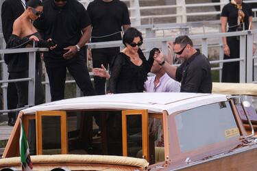 Kris Jenner camina para subir a un bote mientras parten del Aeropuerto Marco Polo antes de la boda entre Jeff Bezoz y Lauren Sánchez.