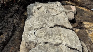 Fotografía de la losa de la losa funeraria encontrada en Gsansk con un caballero medieval tallado en ella.