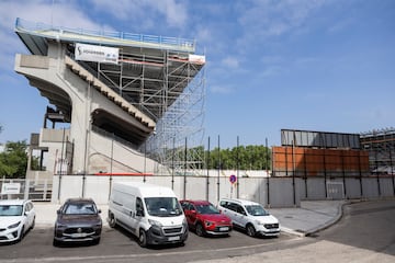 El temporada 25/26 el conjunto madrileño jugará en la Conference League. Por ello, una delegación de la UEFA ha inspeccionado el estadio de Vallecas. Los han revisado la grada, carpeta en mano, acompañados por diferentes empleados del club rayista. Según la norma, el campo debe pertenecer a la categoría 4 y el mayor inconveniente para conseguirlo son las las dimensiones del terreno de juego.