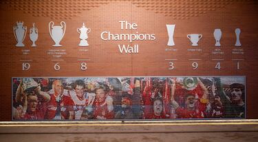 'The Champions Wall'. Una enorme obra de arte colorea una de las paredes exteriores de la tienda del Liverpool. Una iniciativa del club donde los aficionados pueden enviar fotografías.