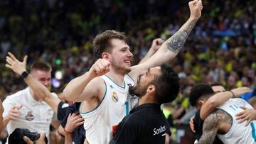Luka Doncic celebra el título de la Euroliga conquistado en Belgrado ante el Fenerbahçe.