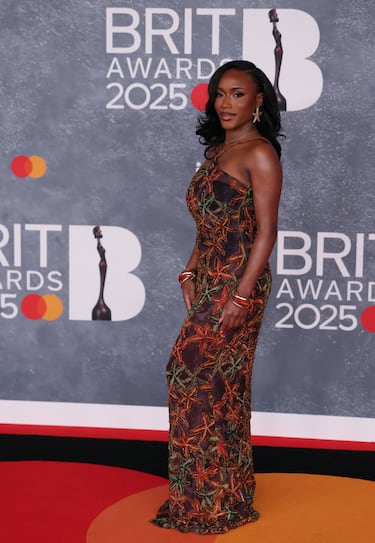 Tolami Benson posa en la alfombra de los Brit Awards 2025.