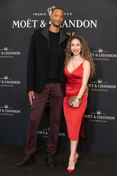 Anthony Randolph y Marisela Randolph posan en el photocall de la fiesta navideña de Moët & Chandon.
