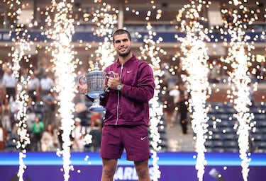 El español Carlos Alcaraz posa con su trofeo tras ganar la final individual masculina de tenis contra el italiano Jannik Sinner.