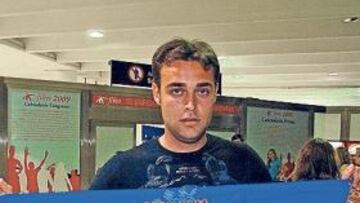 <b>SATISFECHO. </b>Renan posa para AS a su llegada anoche al Aeropuerto de San Pablo, en Sevilla.