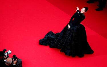 Gong Li posa para los fotógrafos a su llegada a la ceremonia de apertura del 76º festival internacional de cine de Cannes.