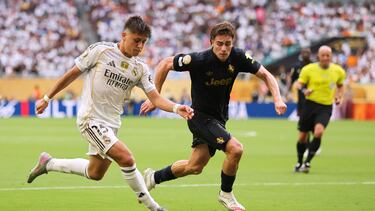 MIAMI GARDENS, FLORIDA - JULY 01: Arda Gueler #15 of Real Madrid C.F. is challenged by Kenan Yildiz #10 of Juventus FC during the FIFA Club World Cup 2025 round of 16 match between Real Madrid CF and Juventus FC at Hard Rock Stadium on July 01, 2025 in Miami Gardens, Florida. Michael Reaves/Getty Images/AFP (Photo by Michael Reaves / GETTY IMAGES NORTH AMERICA / Getty Images via AFP)