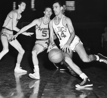 De una leyenda de los Lakers a una de los Celtics. Los Celtics de Cousy y Bill Russell fueron una máquina de matar durante los años 50 y 60, cosechando 11 títulos entre 1956 y 1969. Cousy formaría parte de los primeros seis, al retirarse a sus 34 años tras disputar 13 temporadas en las que sería ‘all-star’ en cada una de ellas y consiguiendo el ‘MVP’ en 1957. No obstante, tras 6 años retirado, Cousy volvería a los 41 a la liga para disputar siete partidos con los Cincinnati Royals, equipo del que el propio Bob era el entrenador.