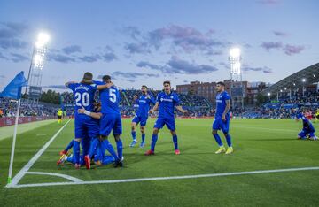 1-0. Stefan Mitrovic celebra el primer gol.