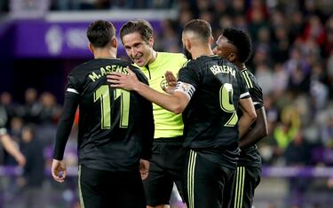 Courtois para, Benzema dispara