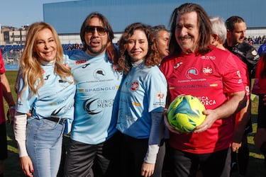 La presidenta de la Comunidad de Madrid, Isabel Díaz Ayuso, junto a Ana Obregón, Joaquín Cortés y Luis Cobos durante el partido benéfico 'Artistas contra famosos' a beneficio de la Fundación Aless Lequio.