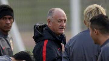Scolari habla con sus jugadores en un entrenamiento.