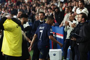 El delantero del PSG desolado tras caer eliminado por el conjunto alemán. En la imagen, el jugador saliendo del campo camino a los vestuarios.