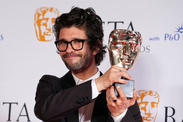 Ben Whishaw durante la alfombra roja de los premios BAFTA 2023.