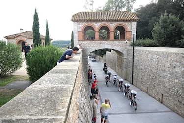 El UAE Team Emirates XRG, durante la quinta etapa de La Vuelta a España. Contrarreloj por equipos de 24 km (Figueres-Figueres).