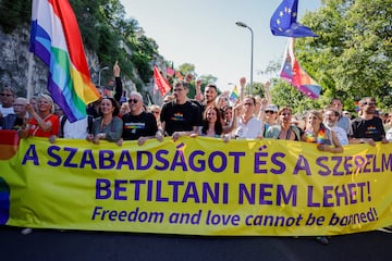 Multitudinaria manifestación en Budapest. El primer ministro de Hungría prohibió el evento con amenazas de “consecuencias legales” para aquellos que participaran en la marcha, mientras que el alcalde de Budapest ha animado a los ciudadanos a acudir.