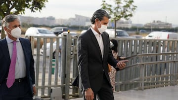 Caminero (mirando el móvil) en el momento de entrar este martes en la Ciudad de la Justicia.