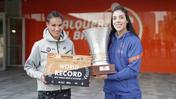 Letesenbet Gidey y Cristina Ouviña, con el distintivo del récord del mundo y el trofeo de la Supercopa de Europa, respectivamente.