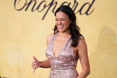 Michelle Rodríguez posa para los fotógrafos a su llegada al evento benéfico de amfAR Cine Contra el SIDA en el Hotel du Cap-Eden-Roc. 