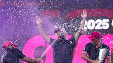 Jon Rahm celebra junto a sus compañeros de la Legion XIII su victoria en el torneo por equipos de cierre de temporada del LIV Golf.