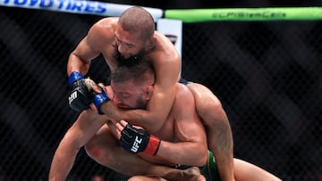 Khamzat Chimaev domina a Dricus du Plessis en el suelo durante el UFC 319.