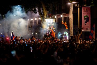 Cientos de aficionados del Fútbol Club Barcelona celebran en la fuente de Canaletas, uno de los lugares emblemáticos de la ciudad, la conquista de LaLiga 2025 tras la victoria 2-0 sobre el RCD Espanyol.
