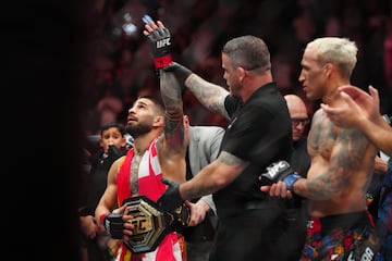 Ilia Topuria en el momento que es declarado campeón de la pelea ante Oliveira.