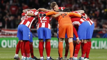 Los jugadores del Atlético antes del inicio del partido contra el Manchester United.