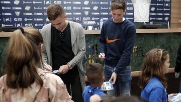 Iván Alejo y Pau Torres firmando autógrafos a unos niños