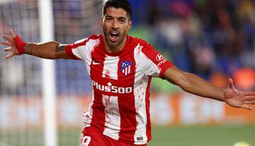 1-2. Luis Suárez celebra el segundo gol.
