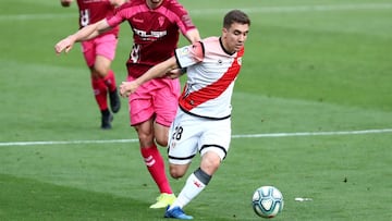 Joni Montiel pelea un balón con Barri