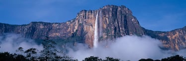 

El 18 de noviembre de 1933, el aviador estadounidense Jimmy Angel divisó por primera vez el Salto Ángel, la cascada más alta del mundo con 979 metros de caída libre, ubicada en el Parque Nacional Canaima, Venezuela. Aunque los indígenas pemones ya conocían este lugar sagrado, fue Angel quien lo dio a conocer internacionalmente.

No fue sino hasta el 24 de marzo de 1935 que Angel regresó acompañado por un fotógrafo, lo que permitió documentar visualmente el hallazgo y difundirlo a nivel mundial. Desde entonces, el salto lleva su nombre en reconocimiento a su papel en su divulgación.

Este evento marcó un hito en la exploración aérea y convirtió al Salto Ángel en un símbolo natural de Venezuela y una maravilla reconocida globalmente.