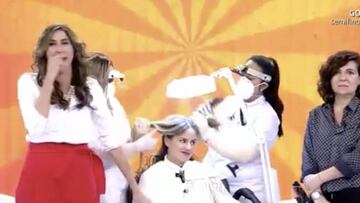 Mónica Hoyos es sometida a un examen de piojos en Sálvame. Foto: Telecinco