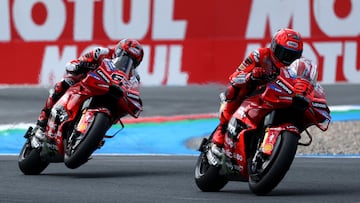 Marc Márquez rueda con la Ducati de MotoGP por delante de Pecco Bagnaia.