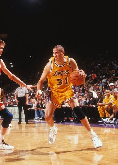 Jugó en la NBA durante diez temporadas en las que pasó por tres equipos. En su etapa universitaria era considerado como uno de los jugadores con mayor proyección, llamado a ser una de las figuras de la competición norteamericana. Pese a ello, los diversos acontecimientos que marcaron su carrera, en especial las lesiones, hicieron que fuese más conocido por haber sido seleccionado como segunda elección en el draft de 1984 por delante de Michael Jordan (muy protagonista en esta lista). Uno de esos errores que persigue a cualquiera. Con justicia o sin ella. Con los Lakers, apenas dos temporadas sin pena ni gloria en la que no brilló, en consonancia con el resto de un equipo que echaba de menos a un Magic Johnson que se retiró antes de tiempo.