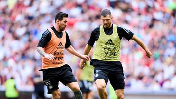 Guido Rodríguez, junto a Messi.