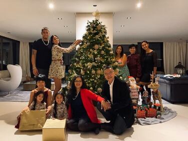 El otro guardameta blanco optó por reunirse en Francia con gran parte de su familia durante estos días de fiestas, y parece ser que el espíritu navideño está muy vivo en el clan. Pero más allá de la Navidad, el futbolista tenía otra gran ocasión que celebrar: su quinto aniversario de boda con la filipina-libanesa Marrion.