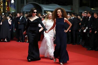 Juliette Binoche, presidenta del jurado del 78º Festival de Cine de Cannes, y las miembros del jurado Alba Rohrwacher y Leila Sliman posan en la alfombra roja durante la llegada a la proyección de la película 'Resurrection'.