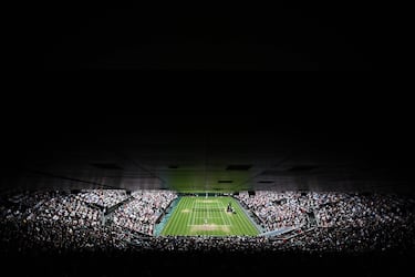 Vista general desde la grada de la pista central del All England Tennis Club durante un momento de la final entre Novak Djokovic y Carlos Alcaraz.