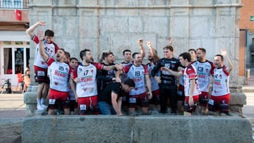 Los jugadores del Nava celebran el ascenso