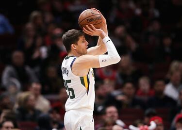 Sin ser parte de la clase alta de la Liga, Korver es uno de los mejores triplistas de la historia. Y es, con 2.403 triples, el cuarto que más ha anotado de la historia tras los ilustres nombres de Curry, Allen y Miller. Casi nada para alguien que ha anotado más del 40% en triples en 12 ocasiones y que llegó al 53,6% en la 2009-10.