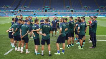 Mancini da una charla a sus jugadores en el Olímpico de Roma en el entrenamiento previo al partido.