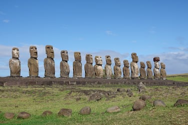 Conocida mundialmente por los moáis, gigantescas esculturas monolíticas talladas por los antiguos Rapa Nui, aún envueltos en misterio. Se desconoce cómo movieron estas estatuas, algunas de más de 10 toneladas. La isla también refleja el colapso ecológico y social de una civilización avanzada que sobreexplotó sus recursos.